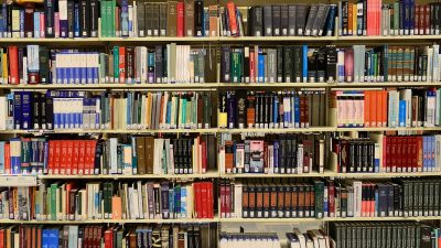 Книжный шкаф, Книги. (pxhere.com/ССО)