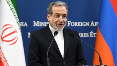 Министр иностранных дел Ирана Аббас Арагчи на совместной пресс-конференции со своим армянским коллегой после переговоров в Ереване 25 марта 2025 года. (KAREN MINASYAN/AFP)