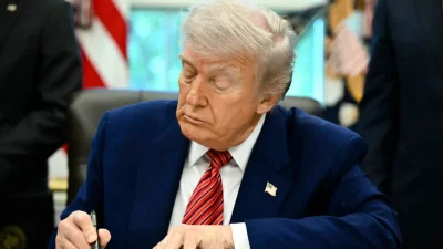Президент Дональд Трамп подписывает указы в Овальном кабинете Белого дома в Вашингтоне 23 мая 2025 года. (Mandel Ngan/AFP via Getty Images)
