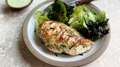 Эта версия «Зелёной богини» облегчается греческим йогуртом. (Lynda Balslev for Tastefood)