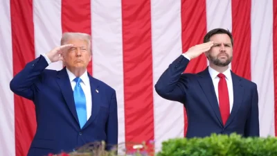 Президент Дональд Трамп и вице-президент Джей Ди Вэнс отдают честь во время 157-й церемонии в честь Дня памяти на Арлингтонском национальном кладбище в Арлингтоне, штат Вирджиния, 26 мая 2025 года. (Jacquelyn Martin/AP Photo)