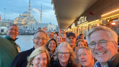 Рик Стивс с экскурсионной группой в Стамбуле и турецким гидом Мерта. (Rick Steves, Rick Steves' Europe)
