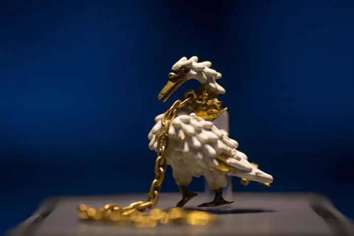 Dunstable Swan Jewel, около 1400 года, английский или французский ювелир. Золото, белая и чёрная эмаль; 3,3 см на 38,4 см. Британский музей, Лондон. (Paul Hudson/CC BY 2.0)
