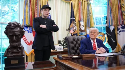 Президент Дональд Трамп в сопровождении генерального директора Tesla Илона Маска беседует с журналистами в Овальном кабинете 30 мая 2025 года. (Kevin Dietsch/Getty Images)