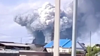Дым поднимается над районом после атаки беспилотников на воинскую часть в посёлке Средний в Иркутской области, Россия, 1 июня 2025 года. (Governor of Irkutsk Region Igor Kobzev via Telegram/Handout via Reuters)