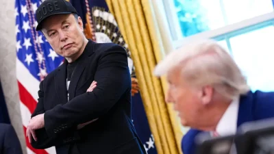 Илон Маск слушает, как Дональд Трамп выступает перед журналистами в Овальном кабинете Белого дома 30 мая 2025 года. (Photo by Kevin Dietsch/Getty Images)