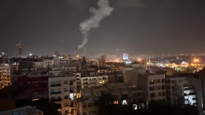 Дым поднимается над местом, предположительно подвергшимся израильским ударам в Тегеране, Иран, ранним утром 13 июня 2025 года. (SAN/Middle East Images/AFP via Getty Images)
