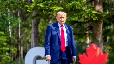 Президент Дональд Трамп прибывает на саммит G7 в горном отеле Pomeroy Kananaskis в Кананаскисе, провинция Альберта, Канада, 16 июня 2025 года. (Michael Kappeler/Pool/AFP via Getty Images)