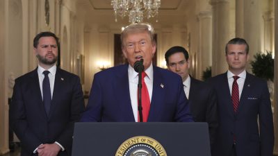 Президент Дональд Трамп обращается к нации из Белого дома 21 июня 2025 года в сопровождении вице-президента Джей Ди Вэнса, госсекретаря Марко Рубио и министра обороны Пита Хегзета. (Carlos Barria/Pool via Getty Images)
