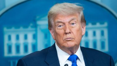 Дональд Трамп выступает перед журналистами в пресс-центре Джеймса С. Брэди в Белом доме 27 июня 2025 года. (Madalina Kilroy/The Epoch Times)