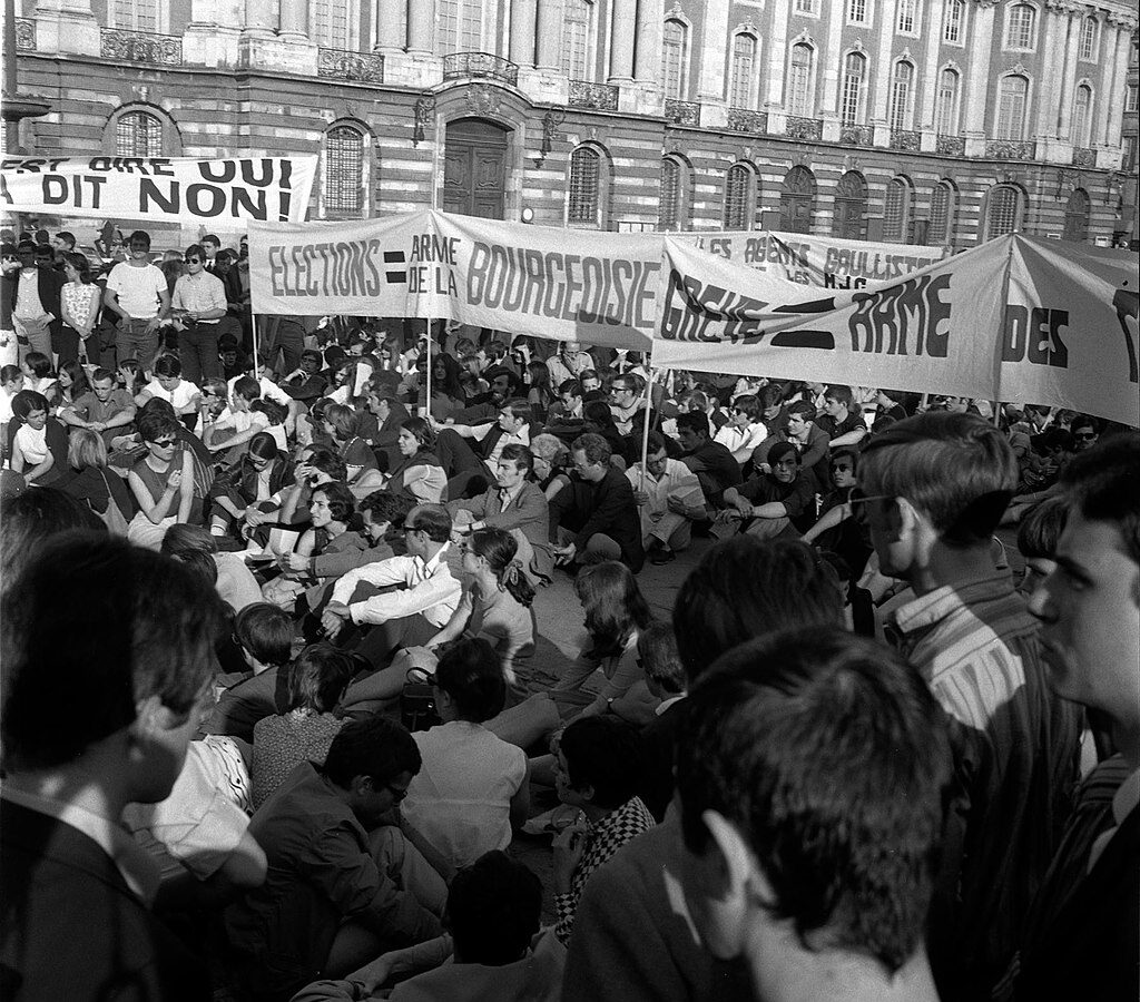 Когда протесты сотрясали Париж и призывы к его отставке становились всё громче, де Голль отправился в Баден-Баден, Германия, где размещались французские войска. (Wikipedia)