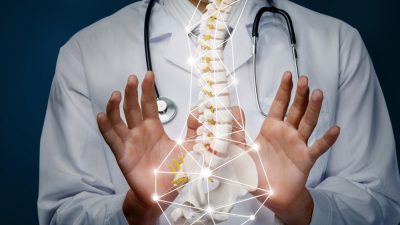Доктор Ху — не только опытный специалист по вправлению костей, но и учёный, изучающий классическую медицину. (Natali _ Mis via Shutterstock)
