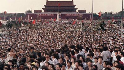 Весной 1989 года я, студент Пекинского университета, не мог себе представить, что стихотворение, написанное под луной, окажется в самом сердце общенационального восстания. Однако демократическое движение на Тяньаньмэнь было не просто студенческим протестом — это было сейсмическое пробуждение. (Public Domain)