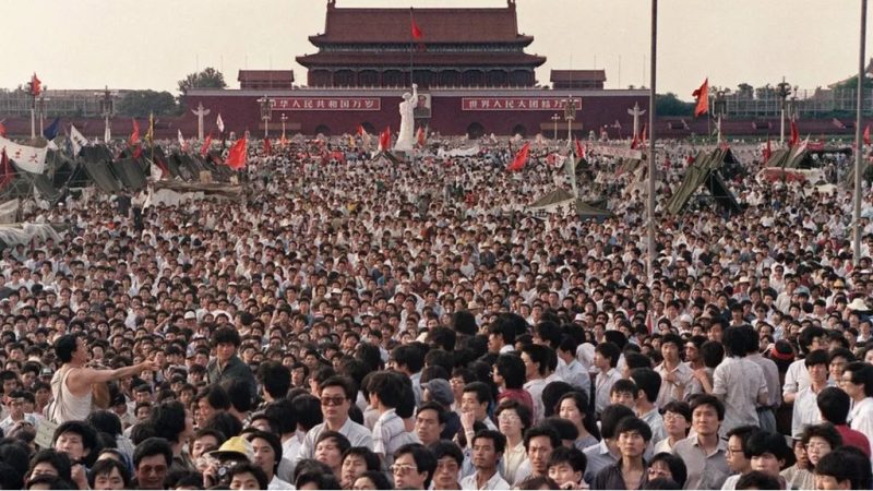 Весной 1989 года я, студент Пекинского университета, не мог себе представить, что стихотворение, написанное под луной, окажется в самом сердце общенационального восстания. Однако демократическое движение на Тяньаньмэнь было не просто студенческим протестом — это было сейсмическое пробуждение. (Public Domain)