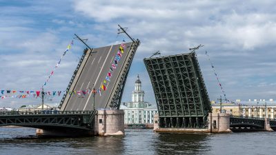 Разведённый Дворцовый мост в Санкт-Петербурге. (Alex 'Florstein' Fedorov/ru.wikipedia.org/CC BY-SA 4.0)     
