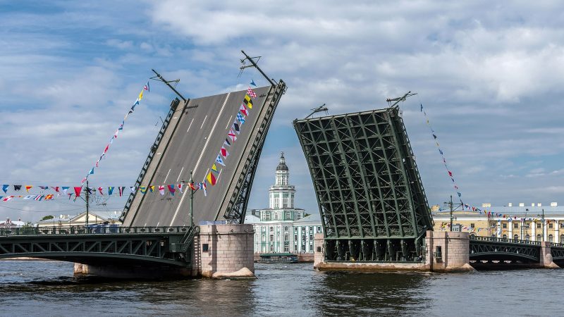 Разведённый Дворцовый мост в Санкт-Петербурге. (Alex 'Florstein' Fedorov/ru.wikipedia.org/CC BY-SA 4.0)     