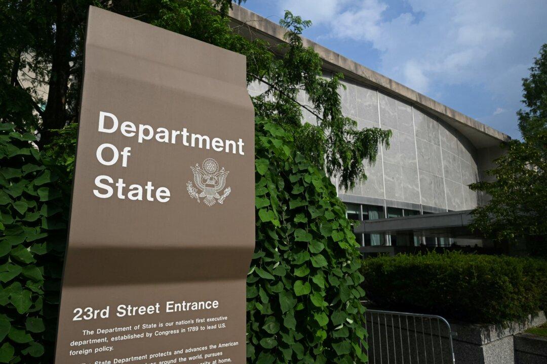 Вывеска у здания Госдепартамента США в Вашингтоне, 11 июля 2025 года. (Saule Loeb/AFP via Getty Images)