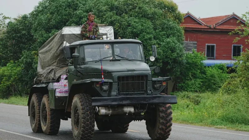 Камбоджийский военный автомобиль с ракетной установкой в провинции Оддар-Меанчей, Камбоджа, 26 июля 2025 года. (Heng Sinith /AP Photo)