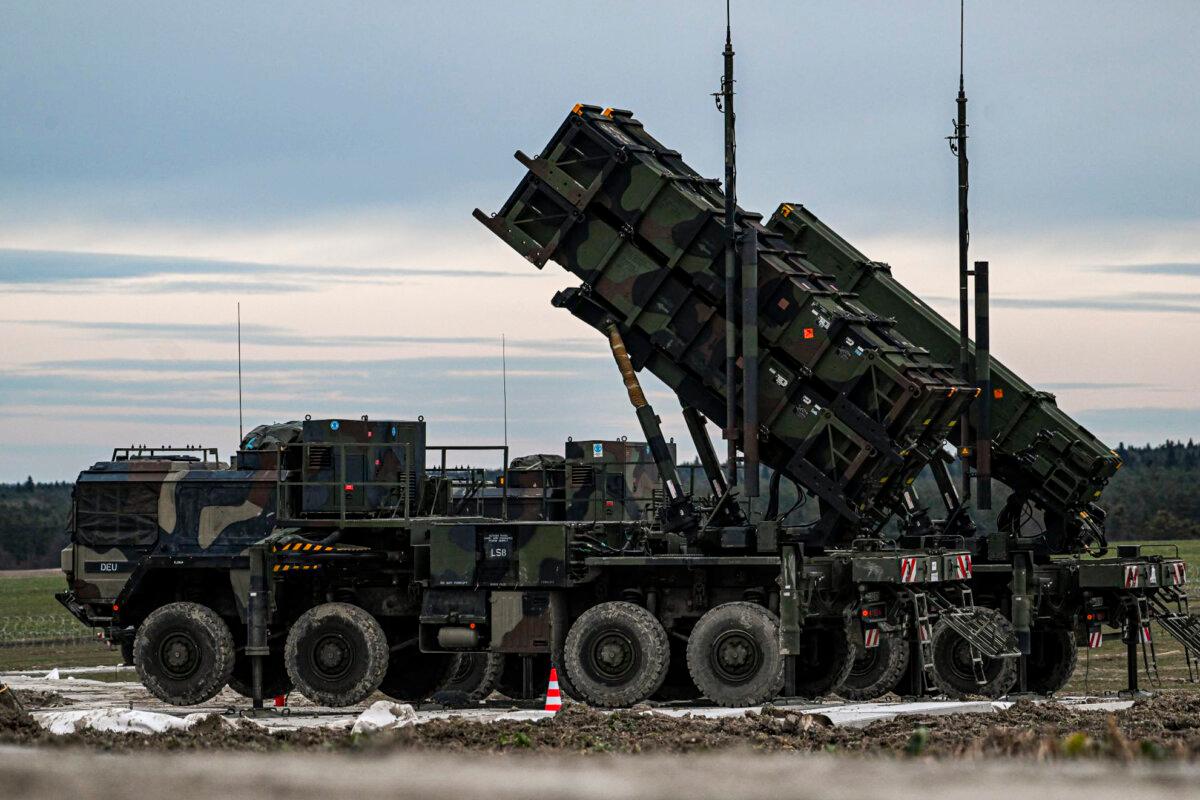 Пусковые модули Patriot, установленные на M983 HEMTT, входящем в состав американского зенитно-ракетного комплекса MIM-104 Patriot, в Замосце, Польша, 18 февраля 2023 года. (Omar Marques/Getty Images)