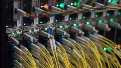 Сервер обработки данных в интернет-центре. (Yann Sschreiber/AFP/Getty Images)