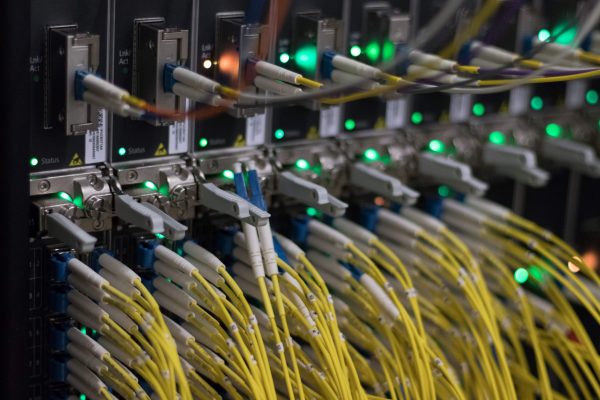 Сервер обработки данных в интернет-центре. (Yann Sschreiber/AFP/Getty Images)