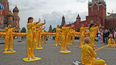 Демонстрация упражнений Фалуньгун на Красной площади, г. Москва, 2012 г. (yuanming.ru)
