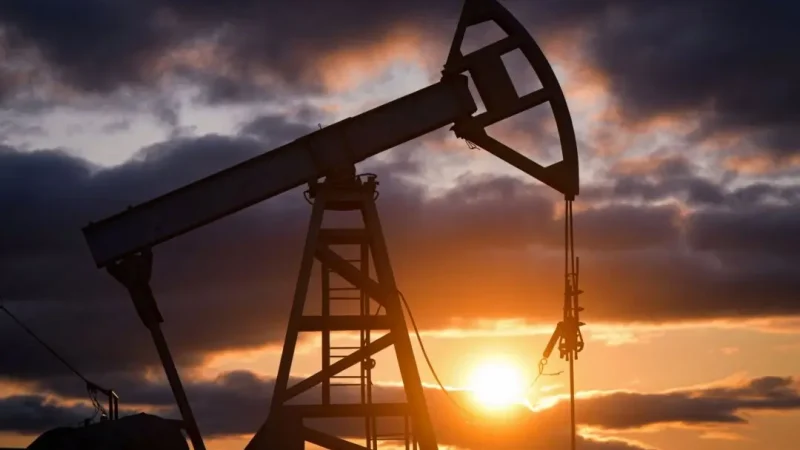 На фото виден нефтяной насос на окраине Альметьевска в Республике Татарстан, Россия, 4 июня 2023 года. (Alexander Manzyuk/Reuters)