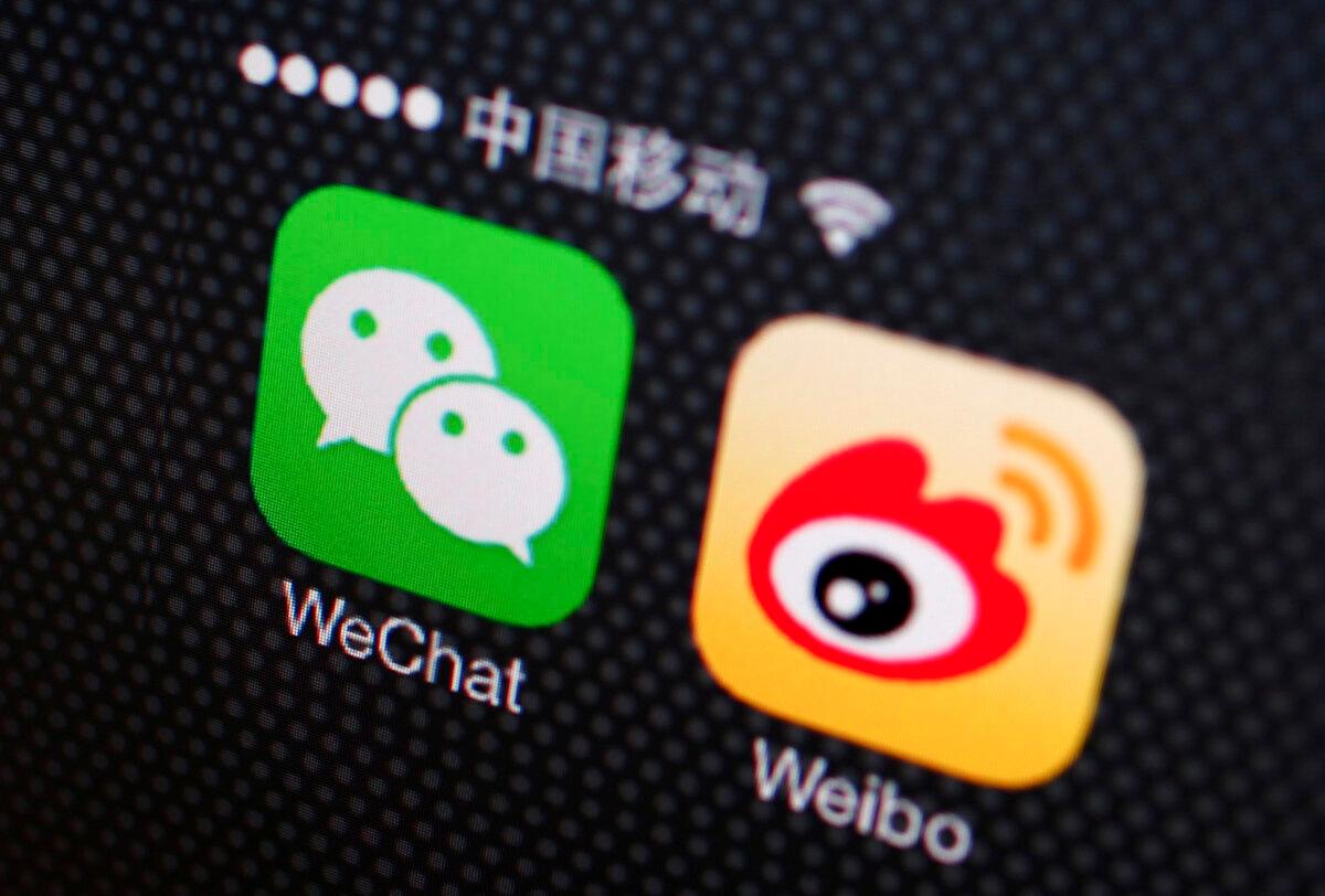 На фотографии в файле видны иконки приложений WeChat и Weibo на смартфоне. (Petar Kujundzic/Reuters)
