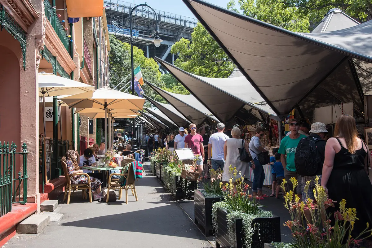 Рынок «Рокс» работает по субботам и воскресеньям недалеко от Circular Quay. Продавцы предлагают всевозможные уникальные австралийские сувениры. (EA Given/Shutterstock)