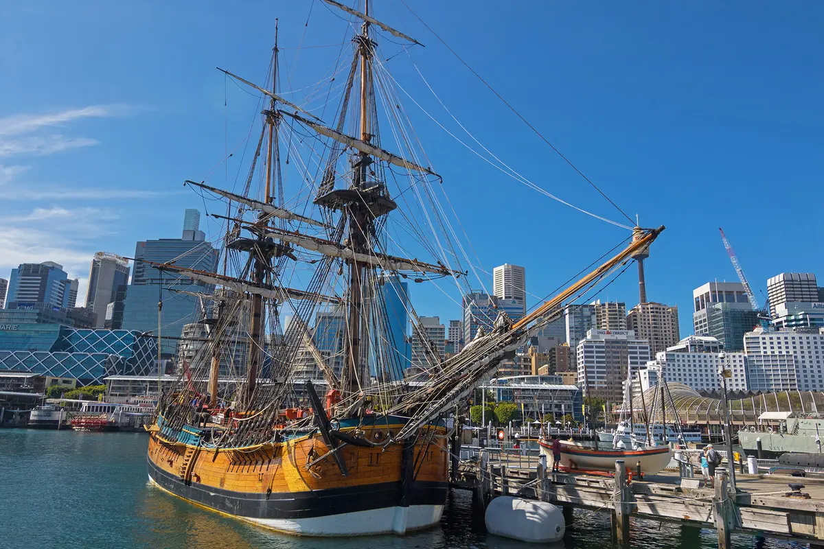 Копия HMB Endeavour пришвартована перед Австралийским национальным морским музеем в гавани Дарлинг в Сиднее, Австралия. (sasimoto/Shutterstock)