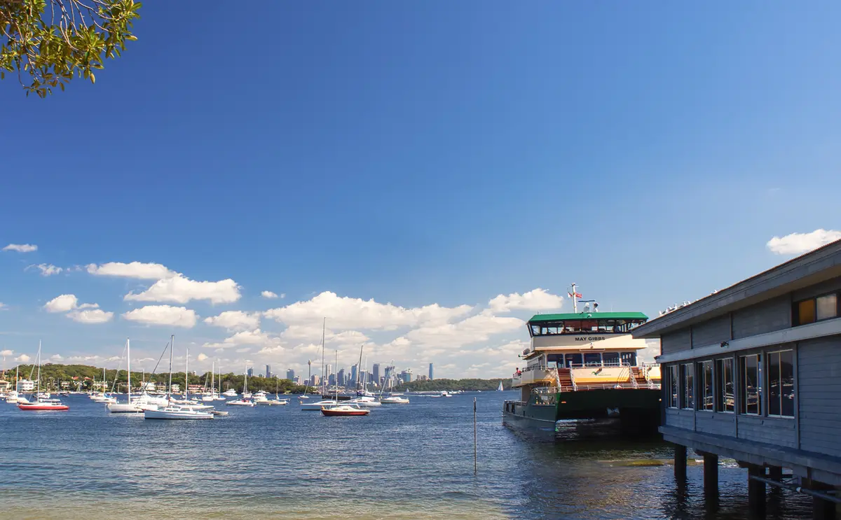 Паромный терминал Уотсонс-Бэй обеспечивает паромное сообщение между Circular Quay и Watsons Bay, что упрощает перемещение между набережными Сиднея. (dhw688/Shutterstock)
