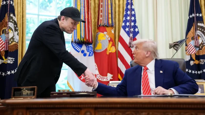 Трамп заявил, что хочет, чтобы компании Маска «процветали как никогда прежде» Илон Маск пожимает руку Дональду Трампу во время их выступления перед журналистами в Овальном кабинете 30 мая 2025 года. (Kevin Dietsch/Getty Images)