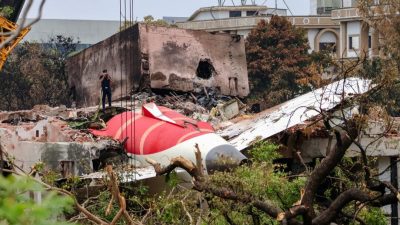 Кран убирает обломки Boeing 787 авиакомпании Air India, который разбился при взлёте из аэропорта в Ахмадабаде, Индия, 14 июня 2025 года. (Basit Zargar/Middle East Images/AFP via Getty Images)