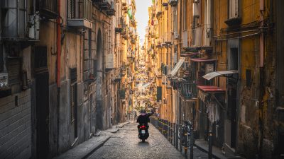 Некоторые из узких мощёных улочек Неаполя отражают планировку города во времена греков и римлян. (© Marco Bottigelli/Getty Images)