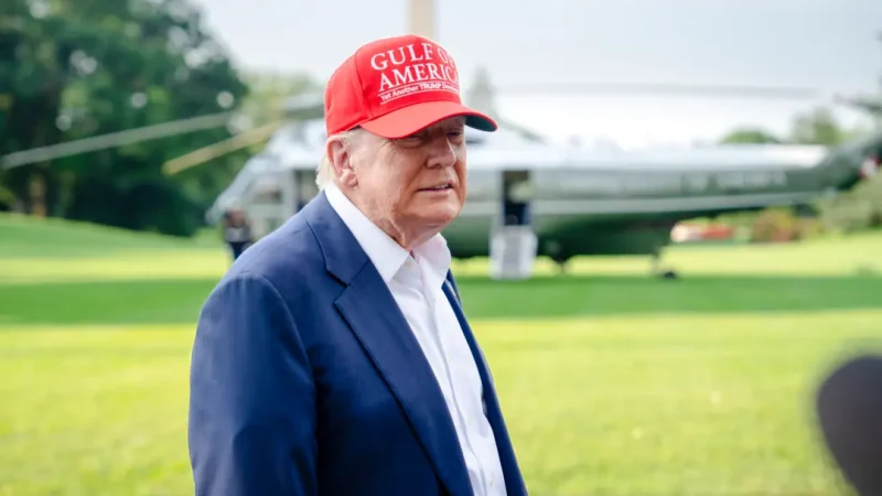 Дональд Трамп беседует с журналистами перед отъездом во Флориду из Белого дома 1 июля 2025 года. (Madalina Kilroy/The Epoch Times)