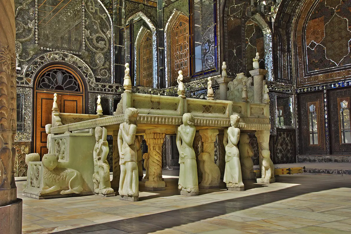 Мраморный трон, расположенный в айване (трёхстенном сводчатом павильоне), — одно из самых знаковых сооружений дворца. Трон XIX века, созданный по образцу Персеполя, был изготовлен из 65 кусков жёлтого мрамора, добытого в иранской провинции Йезд. Ножки трона, представляют собой скульптурные фигуры, напоминающие людей, несущих сидящего монарха, а резные детали отражают влияние классического барокко. (Sergey-73/Shutterstock)