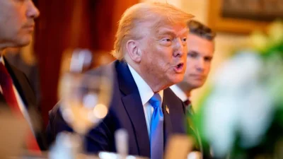 Дональд Трамп выступает во время ужина с премьер-министром Израиля Биньямином Нетаньяху в Голубой комнате Белого дома в Вашингтоне 7 июля 2025 года. (Andrew Harnik/Getty Images)