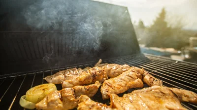 Маринование курицы в йогурте помогает сохранить мясо сочным и нежным. (Dreamstime/TNS)

