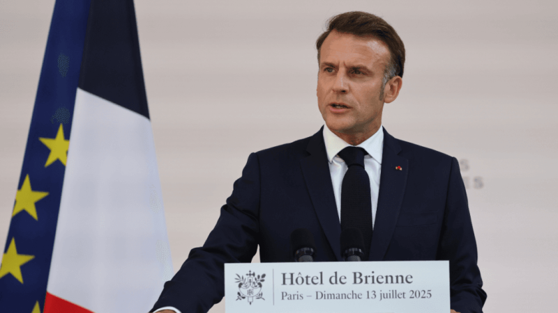 Президент Франции Эммануэль Макрон выступает в отеле Le Brienne перед парадом в честь Дня взятия Бастилии в Париже, Франция, 13 июля 2025 года. (Ludovic Marin/Pool via AP)