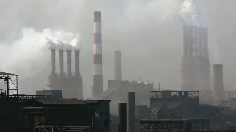 11 июля 2005 года из труб сталелитейного завода в Баотоу, Внутренняя Монголия, на севере Китая, поднимается густой дым. (Cancan Chu/Getty Images)