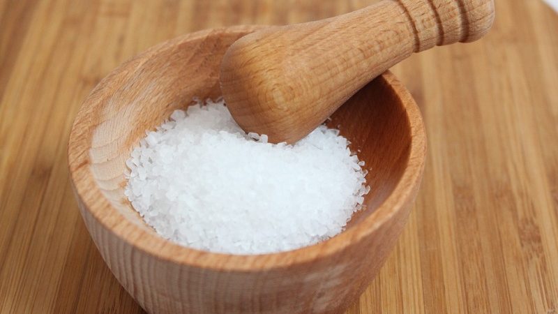 Деревянная солонка с солью. 
 (pxhere.com/ССО)