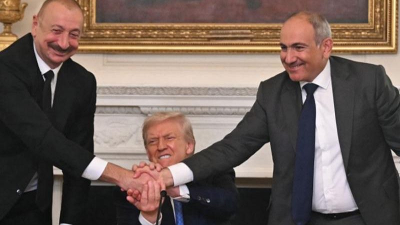 Президент США Дональд Трамп (в центре), президент Азербайджана Ильхам Алиев (слева) и премьер-министр Армении Никол Пашинян  после подписания соглашения в Белом доме в Вашингтоне, округ Колумбия, 8 августа 2025 года. (ANDREW CABALLERO-REYNOLDS/AFP via Getty Images)