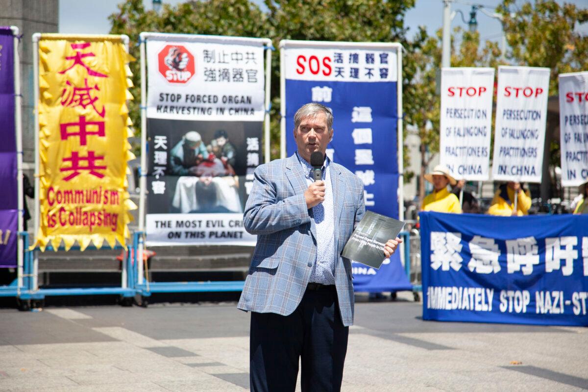Торстен Трей выступает на митинге 2 августа. (Lear Zhou/The Epoch Times)