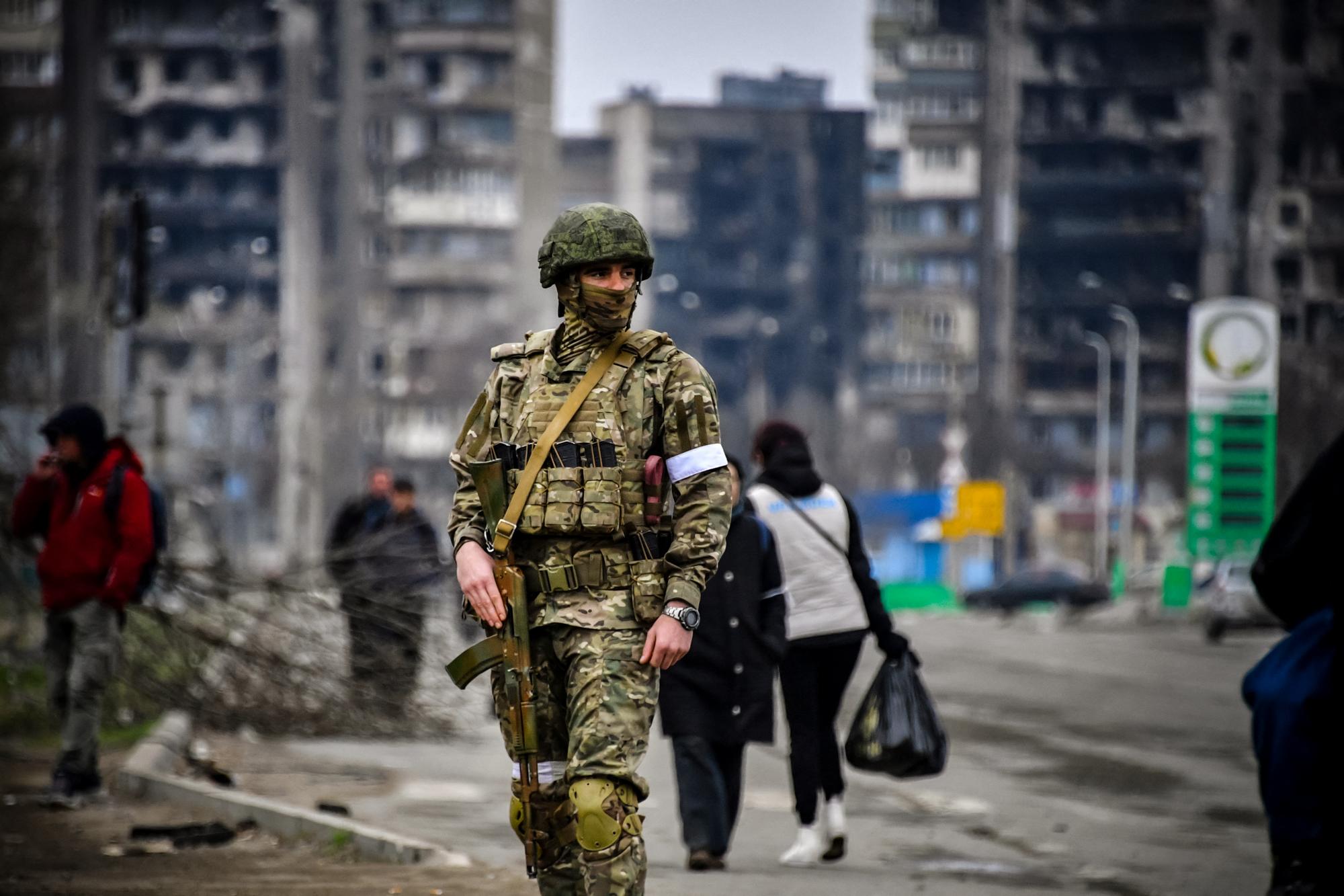 Российский солдат патрулирует улицу в Мариуполе 12 апреля 2022 года. (Alexander Nemenov/AFP via Getty Images)