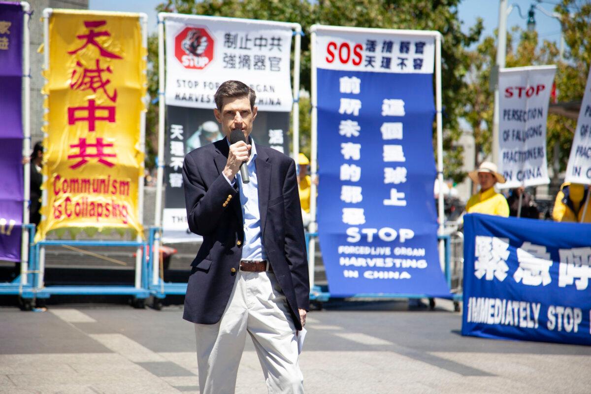 Али Центурион выступает на митинге в Сан-Франциско 2 августа. (Lear Zhou/The Epoch Times)
