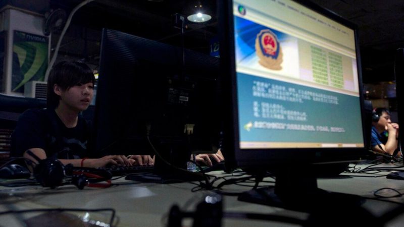 В интернет-кафе в Пекине на экране компьютера отображается сообщение от «Великого китайского файрвола» о правильном использовании интернета. (Ng Han Guan/AP Photo)
