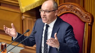 Спикер Верховной Рады Украины Андрей Парубий выступает перед депутатами парламента, Киев, 22 мая 2019 года. (SERGEI SUPINSKY/AFP via Getty Images)