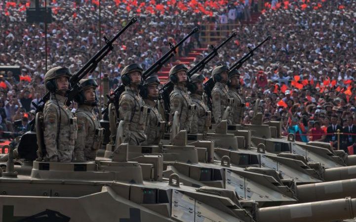 Военный парад в честь 70-летия образования Китайской Народной Республики в 1949 году на площади Тяньаньмэнь в Пекине, Китай, 1 октября 2019 года. (Kevin Frayer/Getty Images)