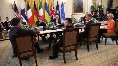 Президент США Дональд Трамп на встрече с президентом Украины Владимиром Зеленским, председателем Европейской комиссии Урсулой фон дер Ляйен, генеральным секретарем НАТО Марком Рютте и другими европейскими лидерами в Белом доме 18 августа 2025 года в Вашингтоне, округ Колумбия. (Win McNamee/Getty Images)