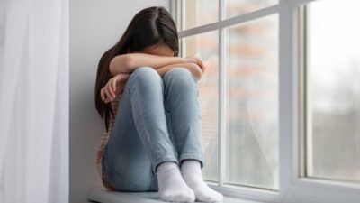 Жизнь гарантирует нам утраты. Каждый сталкивается с разлукой — из-за смерти, расстояния или времени. Однако нас редко учат, как справляться с горем. Мы плачем. Мы сопротивляемся. (Shutterstock)
